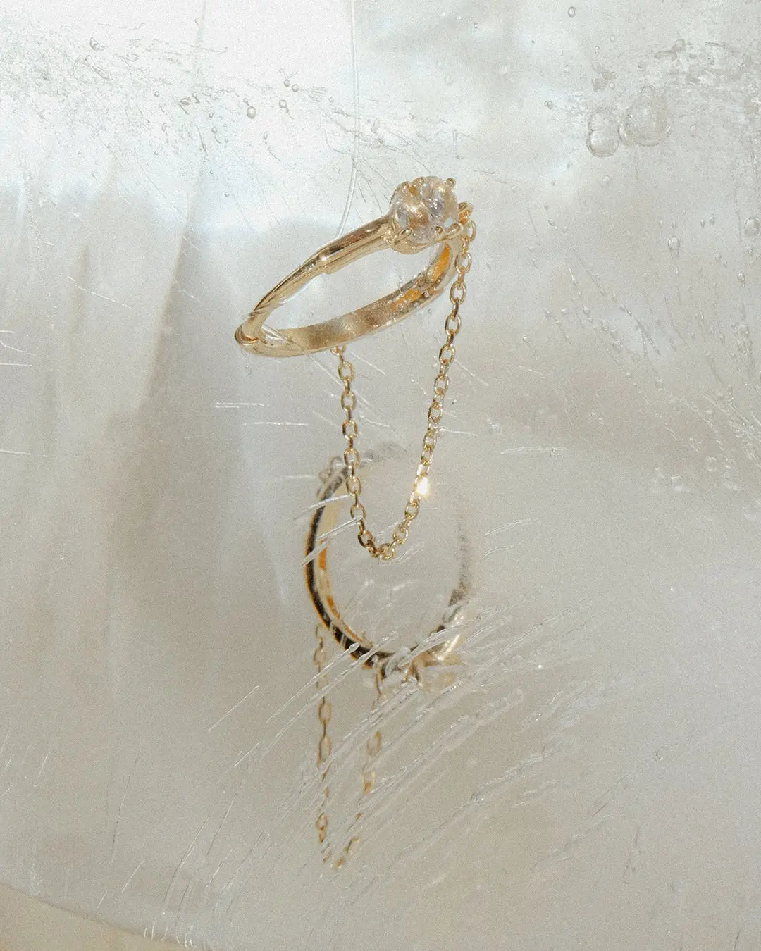Goldene Ohrringe „Drops in the Loop“ von LisaConcept
